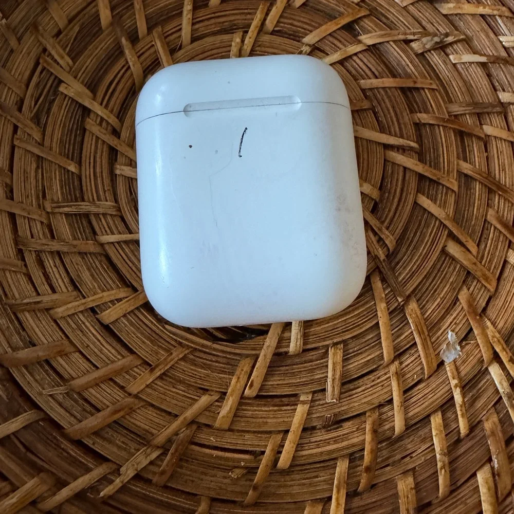 Apple White Wireless Earbuds & Charging Case